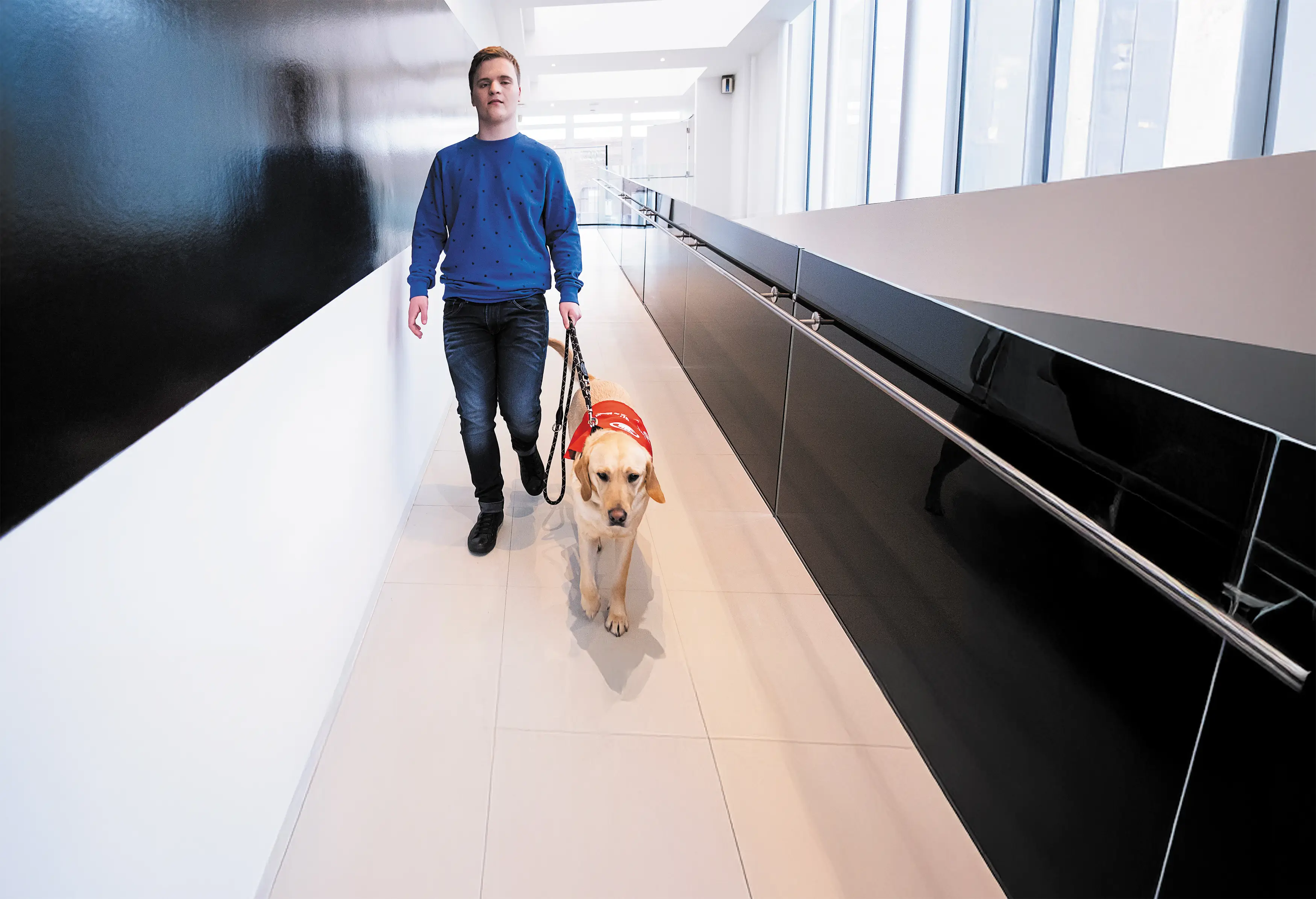 Persoon met visuele beperking en geleidehond